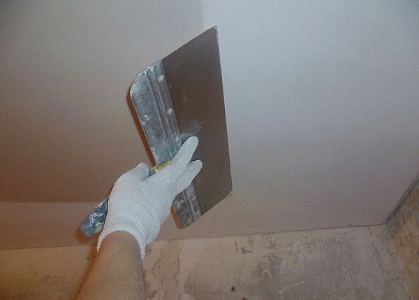 Какой шпаклевкой лучше шпаклевать потолок