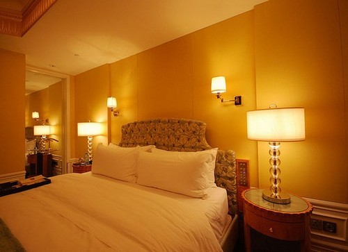 	Освещение спалной комнаты без люстры — настольные лампы, бра, точечные светильники	