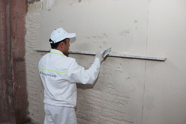 Выполняем шпатлевку стен своими руками: выбор материалов и технология работ
