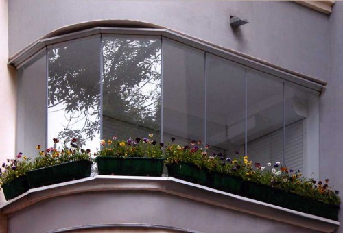 Чем хороши алюминиевые конструкции для остекления балкона?
